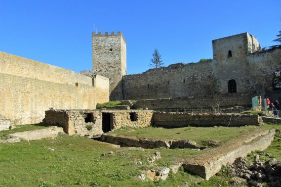 Fahrten Sizilien 2018 52 Enna Festung RFH R0039939 555x370 - Sizilien 2018