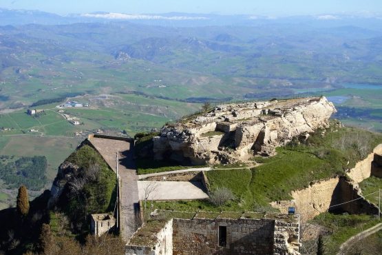 Fahrten Sizilien 2018 53 Enna Festung RFH R0039958 555x370 - Sizilien 2018