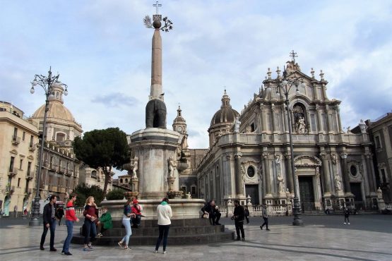 Fahrten Sizilien 2018 75 Catania Domplatz RFH R0040557 555x370 - Sizilien 2018