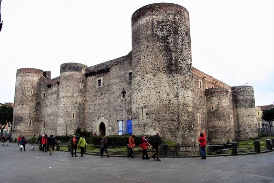 Fahrten Sizilien 2018 83 Catania Castello Ursino RFH R0040561 555x370 - Sizilien 2018