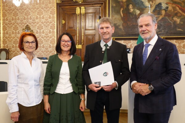 Verleihung Wartinger-Medaille für Erwachsene 2026 Preistraeger Dr. Michael Offenbacher mit Kursleiterin Karin Thierrichter 600x400 - Verleihung Wartinger-Medaille für Erwachsene 2026