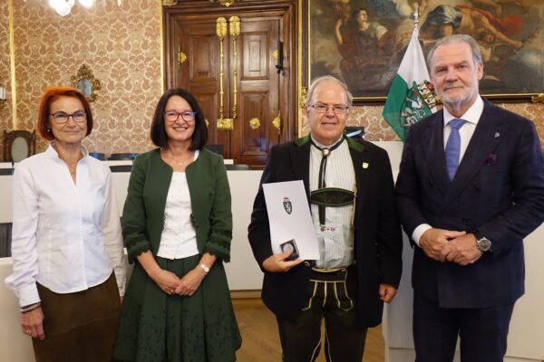 Verleihung Wartinger-Medaille für Erwachsene 2026 Preistraeger Dr. Siegfried Wess mit Kursleiterin Karin Thierrichter 600x400 - Verleihung Wartinger-Medaille für Erwachsene 2026
