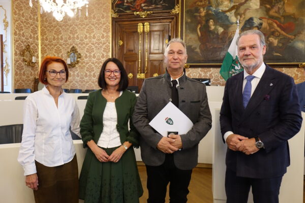 Verleihung Wartinger-Medaille für Erwachsene 2026 Preistraeger Hermann Karl Steiner mit Kursleiterin Karin Thierrichter 600x400 - Verleihung Wartinger-Medaille für Erwachsene 2026