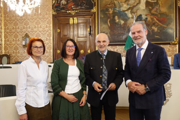 Verleihung Wartinger-Medaille für Erwachsene 2026 Preistraeger Mag. Harald Pirker mit Kursleiterin Karin Thierrichter 600x400 - Verleihung Wartinger-Medaille für Erwachsene 2026