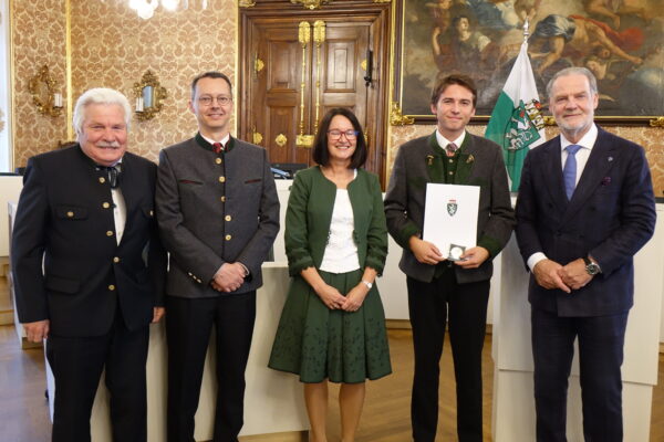 Verleihung Wartinger-Medaille für Erwachsene 2026 Preistraeger Manfred Vidovic mit den Kursleitern Dr. Josef Hasitschka und MMag. Martin Parth 600x400 - Verleihung Wartinger-Medaille für Erwachsene 2026