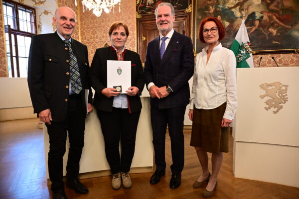Verleihung Wartinger-Medaille für Erwachsene 2026 Preistraegerin Elfriede Moitzi mit Kursleiterin Karin Thierrichter 600x400 - Verleihung Wartinger-Medaille für Erwachsene 2026