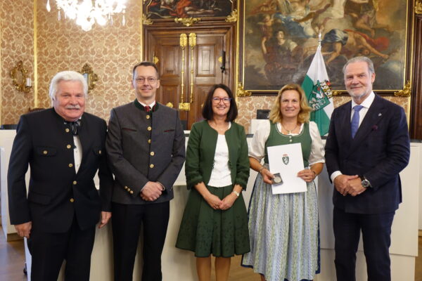 Verleihung Wartinger-Medaille für Erwachsene 2026 Preistraegerin Gabriela Draxl mit den Kursleitern Dr. Josef Hasitschka und MMag. Martin Parth 600x400 - Verleihung Wartinger-Medaille für Erwachsene 2026