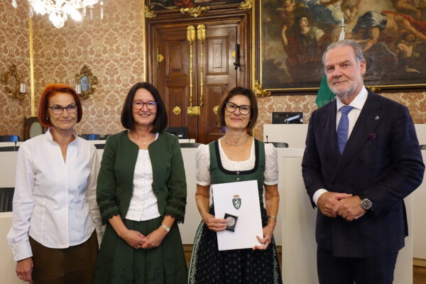 Verleihung Wartinger-Medaille für Erwachsene 2026 Preistraegerin Mag. Elisabeth Pirker mit Kursleiterin Karin Thierrichter 600x400 - Verleihung Wartinger-Medaille für Erwachsene 2026