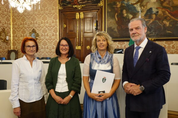 Verleihung Wartinger-Medaille für Erwachsene 2026 Preistraegerin Margit Nestler mit Kursleiterin Karin Thierrichter 600x400 - Verleihung Wartinger-Medaille für Erwachsene 2026