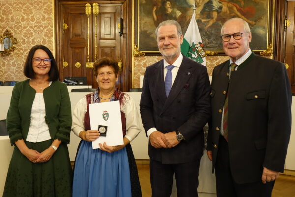 Verleihung Wartinger-Medaille für Erwachsene 2026 Preistraegerin Reingard Meier mit Kursleiter Dr. Alois Ruhri 600x400 - Verleihung Wartinger-Medaille für Erwachsene 2026
