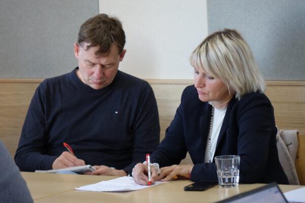 Retzhof 2025  10 Aktive Mitarbeit Handy und Wucherer 600x400 - LehrerInnenfortbildung